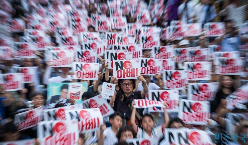 지난 10일 오후 서울 종로구 옛 주한 일본대사관 앞에서 열린 ‘아베규탄 4차 촛불문화제’에서 참가자들이 구호를 외치고 있다. 사진=최준필 기자