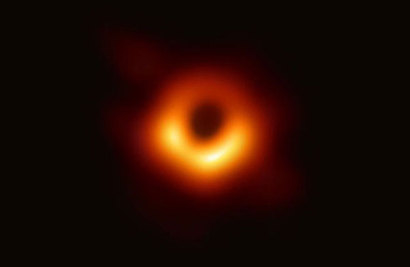지난 4월 공개된 거대 타원 은하 M87의 중심에 있는 초거대질량 블랙홀의 실제 모습. 거의 모든 은하는 중심에 이런 괴물을 품고 있다. 사진=The Event Horizon Telescope