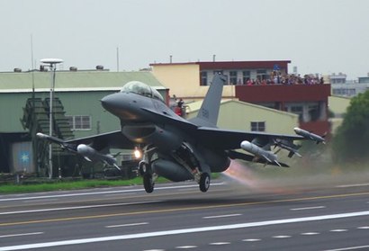 대만 공군은 140여 대의 F-16A/B 전투기(사진)를 보유하고 있으며, 이번에 66대의 F-16 블록 70을 추가 도입하게 되면 동북아시아에서 가장 많은 수의 F-16 전투기를 운용하는 국가가 된다. 사진=김대영 제공