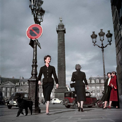 로버트 카파, 뉴록 스타일 롱 스커트를 입고 있는 디올 모델, 파리, 프랑스, 1948.