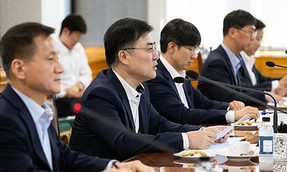 손병두 금융위원회 부위원장(왼쪽에서 두 번째)이 23일 한 회의에서 발언하고 있다. 사진=금융위원회