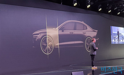 미국 볼보의 디자인 책임자 T. 존 메이어가 신형 S60의 디자인을 설명하고 있다. 사진=우종국 기자
