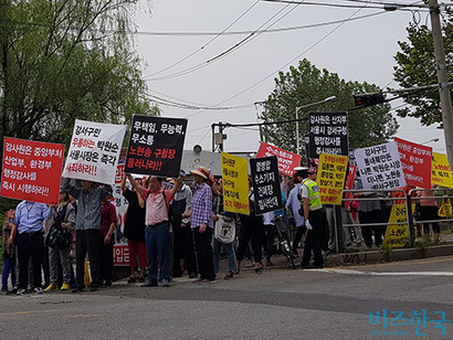 9일 오전 6시경 서울 강서구 주민 100여 명이 열병합발전소가 건립되고 있는 방화동 서남물재생센터 목소리를 높였다. 사진=차형조 기자