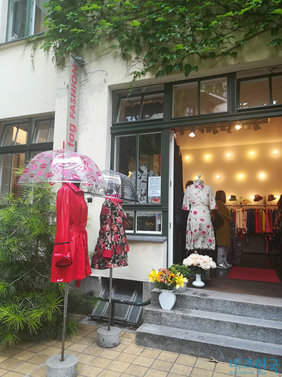 베를린에서도 핫한 지역인 미테의 한 의류 매장. 이렇다 할 유행이 없는 게 베를리너의 패션 스타일이다. 사진=박진영 제공​