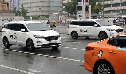 국토교통부가 ‘혁신성장과 상생발전을 위한 택시제도 개편방안’을 발표한 17일 서울 도심에서 ‘​타다’​ 차량과 택시가 운행하고 있다. 사진=연합뉴스