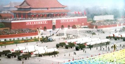 1984년 국경열병에 중국 최초의 대륙간탄도미사일인 둥펑-5가 등장했다. 올해 국경열병에는 최신예 대륙간탄도미사일 둥펑-41이 깜짝 등장할 가능성이 있다. 사진=중국 국방부