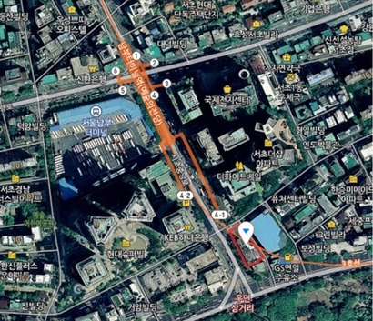 게임빌 빌딩(빨간색) 500m 반경에 서울남부터미널과 광역·간선버스 노선 정류장, 남부터미널역 등 대중교통 시설이 ​다수 ​있다. 정문 앞에 놓인 왕복 8차선 서초중앙로는 남부순환로와 경부고속도로로 이어진다. 사진=네이버지도 캡처