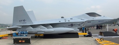 ADEX에서 사람들의 가장 큰 주목을 받은 것은 대한민국의 차세대 미디엄급 전투기 KF-X였다. 올해 최초로 1:1 사이즈의 실물 크기 목업이 공개됐다. 사진=김민석 제공