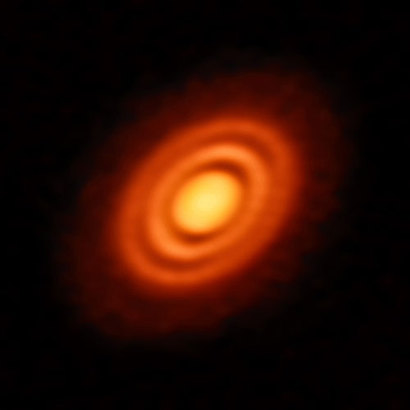 지난해 새롭게 형성되는 아기 행성 세 개를 발견한 별 HD 163296 주변의 먼지 원반. 목성과 토성 정도 혹은 그 이상 되는 육중한 가스 행성들이 빚어지고 있는 것으로 추정된다. 이미지=ESO, ALMA(ESO/NAOJ/NRAO); A. Isella; B. Saxton (NRAO/AUI/NSF).