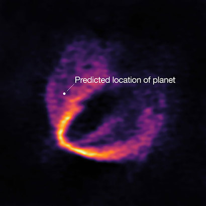 일산화탄소에서 나오는 전파 신호로 추적한 별 HD 163296 부근의 먼지 원반 중 일부를 나타낸 모습. 먼지 원반 상에서 새롭게 형성되는 아기 행성의 위치로 추정되는 곳이 표시되어 있다. 이미지=ESO, ALMA (ESO/NAOJ/NRAO); Pinte et al.