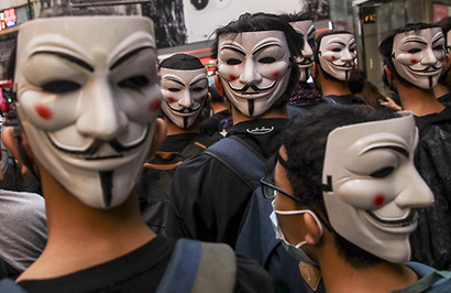 저항의 상징인 ‘가이 포크스’ 가면을 쓴 홍콩 시위대. 사진=연합뉴스