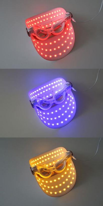 버튼을 누르면 세 가지 색상으로 바꿔 사용이 가능하다. 제조사 측은 LED 색상에 따라 효과가 다르다고 소개한다. 사진=김정철 제공