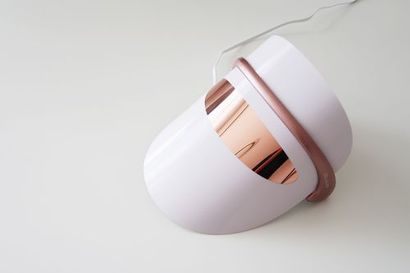 셀라랩 LED 테라피 마스크는 표준적인 디자인에 아주 가벼운 플라스틱, 무독성 실리콘 등의 소재로 이뤄져 있다. 눈 부분은 외부를 볼 수 있지만 LED 케어를 받을 때는 눈을 감고 있는 게 좋다. 사진=김정철 제공