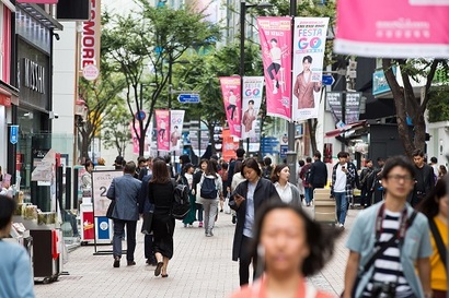 코세페와 같은 전국 단위 대규모 할인행사는 한국의 유통구조와 맞지 않는다는 지적이 있다. 사진은 지난해 행사 기간 명동의 모습. 사진=최준필 기자