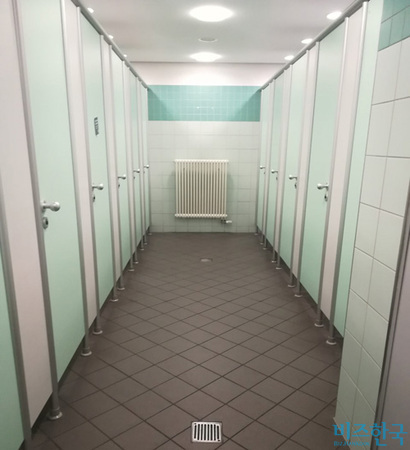 베를린 유료 화장실의 깨끗한 내부. 1인 50센트의 이용료에는 청결 서비스 비용이 포함돼 있다. 사진=박진영 제공