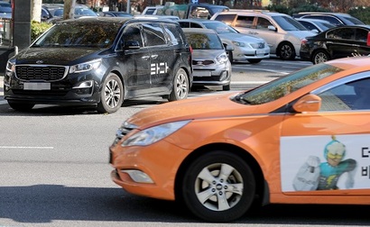 국회 국토교통위원회 전체회의에서 여객자동차운수사업법 개정안이 의결된 6일 오후 서울 마포구 공덕오거리에서 택시가 타다 차량 앞을 지나고 있다. 사진=연합뉴스