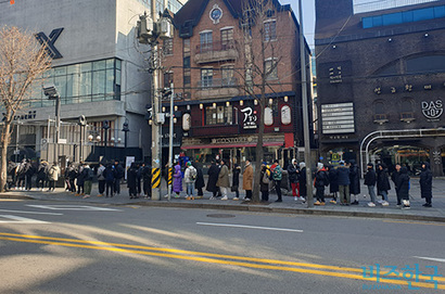 19일 오전 11시 상수역 인근 신발매장 앞에 긴 줄이 늘어서 있다. 사진=정동민 인턴기자