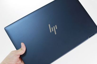 HP 엘리트 드래곤플라이는 한 손으로 들기 좋은 작은 크기와 무게가 강점이다. 투인원 중에 1kg 이하 제품은 현재 드래곤플라이가 유일하다. 사진=김정철 제공
