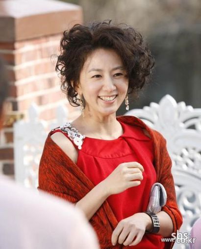 김수현 작가의 타율이 대부분 좋지만 ‘내 남자의 여자’는 가장 친하고 헌신적이던 친구의 남편을 빼앗는 역할을 김희애가 맡았다는 것부터 성공의 조짐이 보였다. 어쩌면 ‘내 남자의 여자’가 있었기에 2014년 ‘밀회’의 오혜원도 가능하지 않았을까 싶다. 사진=SBS 홈페이지