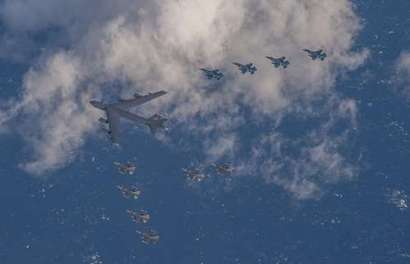 미 태평양 공군사령부는 2월 3일 괌에서 출격한 B-52 폭격기 1대가 일본 항공자위대 그리고 주일 미 공군과 연합훈련을 실시했다고 밝혔다. 사진=미 공군 제공
