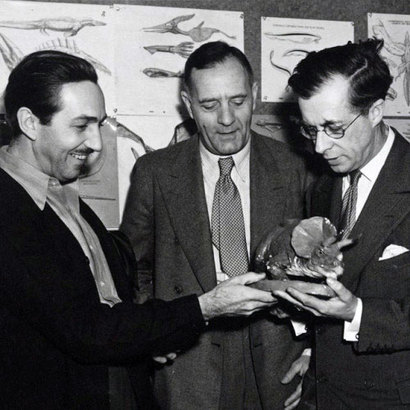 에드윈 허블은 학자로서의 뛰어난 업적과 함께 미디어 친화적인 사교성으로 인해 유명한 인기 천문학자였다. 1940년 10월 24일 헌팅턴 도서관에서 만화가 월트 디즈니(왼쪽)와 허블(가운데), 생물학자 줄리안 헉슬리(오른쪽)가 함께 공룡 모형을 들고 이야기를 나누는 모습. 허블은 과학자뿐 아니라 당대 유명했던 연예계 인물과도 친분이 두터웠다. 사진=Huntington Digital Library
