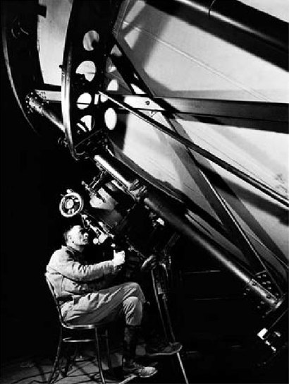 윌슨산 후커 망원경에서 관측을 하고 있는 허블의 설정샷. 허블은 이런 거대한 장비 덕분에 아주 멋진 발견을 해낼 수 있었다. 예나 지금이나 천문학에서는 ‘장비빨’도 중요한 덕목 중 하나다.