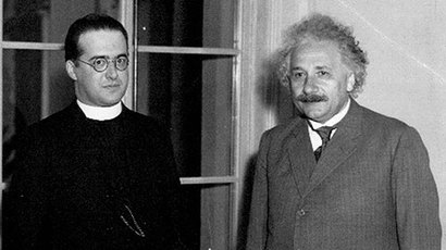 아인슈타인과 함께 서있는 초롱초롱한 눈빛의 르메트르(왼쪽). 그의 복장에서도 알 수 있듯이, 원래 르메트르는 신학교를 졸업한 신부 출신의 물리학자다.