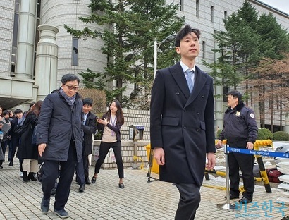 타다 운영사 VCNC의 박재욱 대표(오른쪽)가 무죄를 선고 받고 법원을 떠나고 있다. 사진=박찬웅 기자