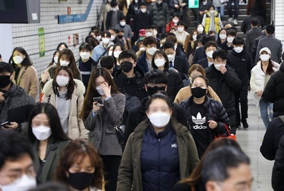 18일 오전 서울 동작구 사당역에서 마스크를 쓴 시민들이 출근길을 재촉하고 있다. 사진=박정훈 기자