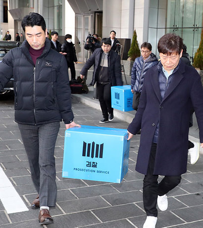 지난 2월 19일 검찰 관계자들이 서울 여의도 IFC 내의 라임자산운용을 압수수색하고 압수물을 차로 옮기고 있다. 사진=연합뉴스