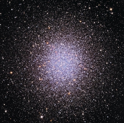 아레시보 메시지가 날아간 구상성단 M13. 이처럼 별들이 높은 밀도로 모여 있는 환경에서는 오히려 외계 생명체가 탄생하기 어렵다고 생각해왔지만, 최근 그 반대의 주장이 제기되었다. 사진=Adam Block, Mt. Lemmon SkyCenter, U. Arizona