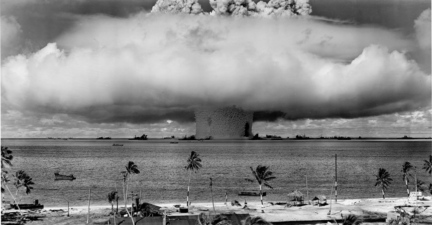 1946년 7월 25일 비키니섬에서 실험한 베이커 핵폭탄이 만든 거대한 버섯 구름의 모습. 칼 세이건은 인류가 스스로를 파괴할 기술을 확보했지만 파국을 막으려면 어떻게 해야 하는지 아직 알지 못하는 기술적 청소년기(Technical Adolescence)를 보낸다고 정의했다. 사진=United States Department of Defense