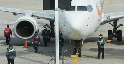 지상 조업사들이 인천국제공항 제1터미널 활주로에서 비행기의 짐을 하역하고 있다. 사진=연합뉴스