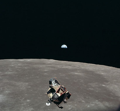 아폴로 11호 미션 당시 달에서 임무를 마치고 동료들이 탑승한 착륙 모듈이 다시 궤도선으로 도킹하기 위해 돌아오는 장면을 콜린스가 궤도선에서 촬영한 것이다. 흥미롭게도 이 사진에는 돌아오고 있는 착륙 모듈 속의 닐 암스트롱과 버즈 올드린 두 명, 그리고 배경의 지구에 남아 있는 나머지 인류 전체를 제외한 딱 한 사람 콜린스만 담기지 않은 사진이다. 콜린스는 자신 한 명만을 제외한 전 인류의 모습을 사진에 담았다. (이 사진이 착륙 모듈이 분리되어 달 표면으로 내려가는 중에 찍은 것이라 잘못 알려져 있는데, 사실 임무를 다 마치고 궤도선으로 귀환하는 장면이다.) 사진=U.S. National Archives