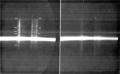 아폴로 16호 우주인들이 가지고 간 자외선 분광 관측기로 촬영한 대마젤란 은하의 스펙트럼 이미지. 처음으로 지구 바깥 다른 천체에서 우주를 관측한(심지어 사람의 손으로) 역사적인 순간 얻어낸 사진이다.