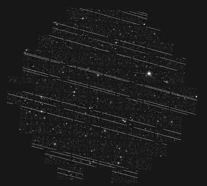 CTIO 천문대에서 촬영한 사진에 담긴 스페이스X 스타링크 위성들의 궤적. 앞으로도 더 많은 위성이 궤도에 오르면 이보다 더 많은 궤적이 천문 관측 사진에 남을 수밖에 없다. 사진=CTIO