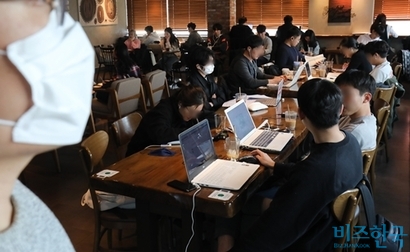 ‘​사회적 거리두기’가 시행된 지난 3월 23일 서울 동작구 한 대학교 앞 커피숍이 온라인강의를 듣는 학생들로 붐비고 있다. 사진=박정훈 기자