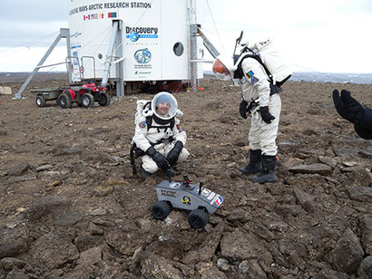 남극 FMARS 기지에서 우주복을 입고 화성 탐사를 위한 훈련을 받고 있는 우주인들. 우주인과 함께 작은 로버가 울퉁불퉁한 지형을 탐사하는 훈련을 함께 수행하고 있다. 사진=Stacy Cusack/mars society
