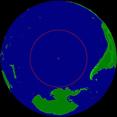 모든 대륙에서 가장 멀리 떨어져 있는 가장 고립된 바다 한가운데인 포인트 니모의 위치를 지도에 표시한 그림. 인공위성 추락의 피해를 최소화할 수 있기 때문에 많은 인공위성이 이곳에 버려진다. 이미지=ESA/NASA