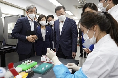 씨젠 PCR 셋업 연구실에서 천종윤 씨젠 대표와 문재인 대통령이 연구 모습을 지켜보고 있다. 사진=청와대 제공