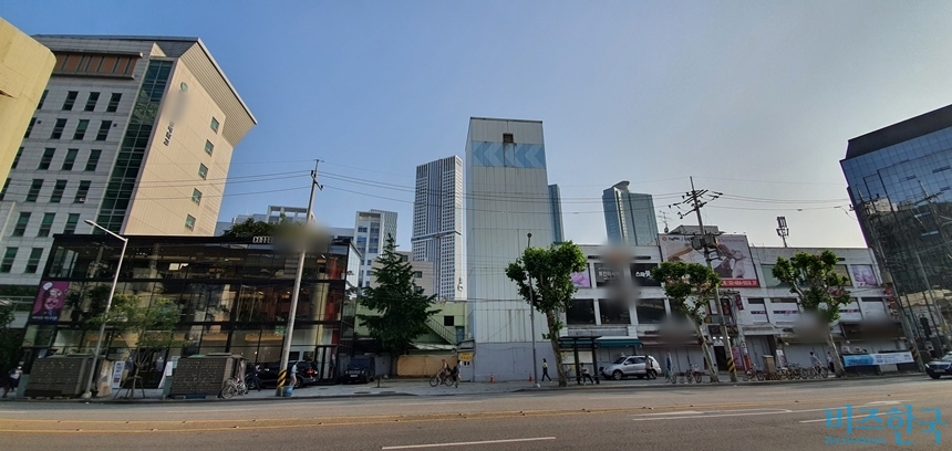 부건에프엔씨가 2019년 12월 매각한 서울 성수동 토지와 건물들. 2019년 5월 맞은편에 블루보틀 국내 1호점이 들어서면서 부동산 가격이 많이 올랐다. 사진=차형조 기자