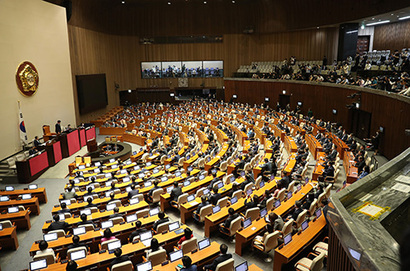 21대 국회가 개원한 5일 본회의장 의석에 의원들이 앉아 있다. 사진=연합뉴스​