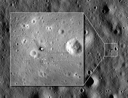 현재 달 주변을 맴돌고 있는 달 정찰 궤도선으로 촬영한 달 표면. 표면에 아폴로 11호 미션 당시 달에 남기고 온 착륙선 하단부와 다양한 실험 장비들의 흔적이 고스란히 남아 있다. 이제 아폴로 미션이 조작이었다는 음모론은 직접 달에서 찍은 인증샷으로 충분히 논박할 수 있다. 사진=NASA