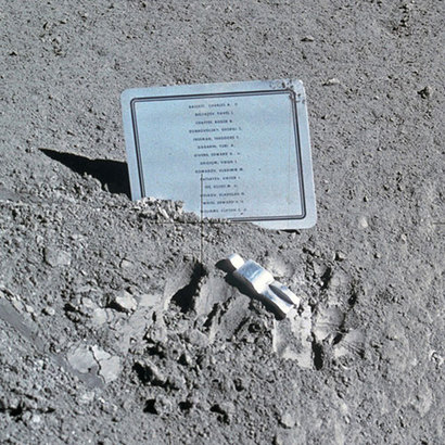 벨기에 예술가 폴 반 호이동크의 부탁으로 아폴로 15호 우주인들이 갖고 간 작은 알루미늄 조각 작품. 그간 희생된 우주인들을 기리기 위해 그들의 이름이 새겨진 명판과 함께 ‘잊힌 우주인(Fallen Astronaut)’라는 이름의 조각품을 달 표면에 두고 왔다. 사진=NASA