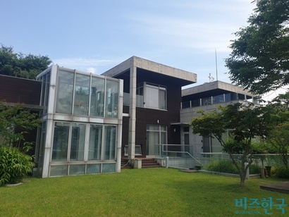 경기도 양평에 있는 삼성물산 소유의 단독주택. 지하1층~지상2층으로 돼 있다. 사진=정동민 기자