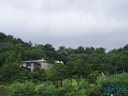 정몽원 ​한라그룹 ​회장이 소유한 양평군 단독주택. 주택 바로 옆에는 부모와 누나의 묘소가 있다. 사진=정동민 기자