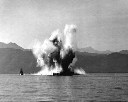 6.25 전쟁 당시 북한 원산 앞바다에서 소해작전 중 북한군 기뢰에 피격된 해군 소해정 공주정. 사진=미국 국립문서기록관리청