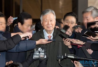 2018년 1월 회삿돈을 빼돌려 거액의 비자금을 조성한 혐의 등으로 검찰에 출석한 부영그룹 이중근 회장의 모습. 사진=임준선 기자