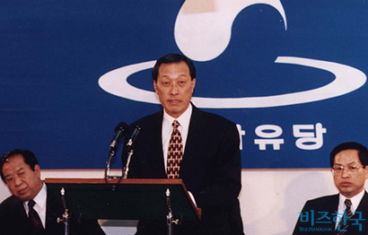 김석원 전 쌍용그룹 회장이 1995년 4월 4일 민자당 입당기자회견을 하고 있다. 사진=비즈한국 DB