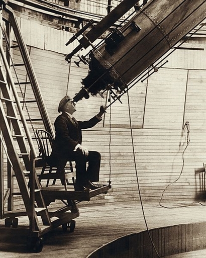 자신의 이름을 붙인 개인 천문대에서 24인치 망원경으로 금성을 관측하고 있는 로웰의 모습. 사진=Lowell Observatory Archives